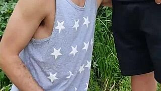 mamou o agricultor dotado no meio da ração e seu amigo filmou tudo