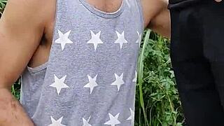 mamou o agricultor dotado no meio da ração e seu amigo filmou tudo