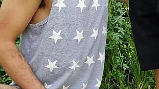 mamou o agricultor dotado no meio da ração e seu amigo filmou tudo