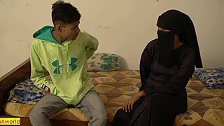 indická holka v hidžábu má hardcore sex s manželovým kamarádem