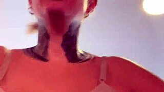 Influencie Famous Doesn't Notice Marombas Staring at Her Wet Sutiã in Gym