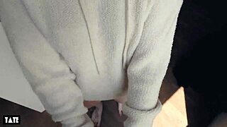 Девушка дает быстрый минет перед обедом