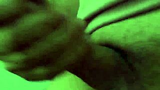 ella juega con la baba de mi verga mientras graba. termina en paja y ella bañada en leche.