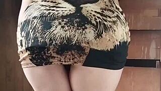 Spying on sexy Colombian MILF in miniskirt outdoors! Her pussy is so rich and beautiful!