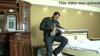 Blond mamma i nätstrumpor blir pundad hårt