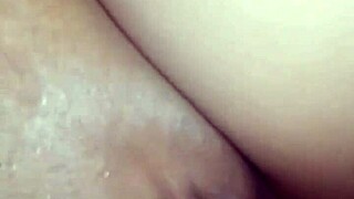 el vecino folla mi gran culo mientras me masturbo con vibrador