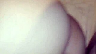 el vecino folla mi gran culo mientras me masturbo con vibrador