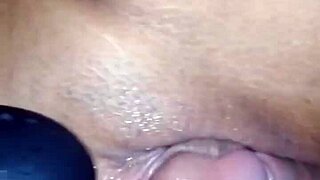 el vecino folla mi gran culo mientras me masturbo con vibrador