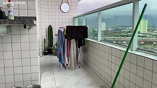 essa empregada bunda linda provoca shortinho