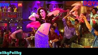 Kareena, check out my hottest navel and big tits!