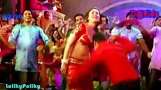 Kareena, check out my hottest navel and big tits!