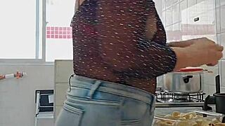 Fazendo Live Com Um Shorts Socado No Cu