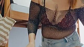 Fazendo Live Com Um Shorts Socado No Cu