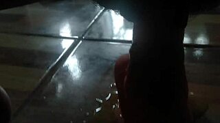 แหย่หีด้วยดิวโด้แล้วเอาควยยัดรูแตดจนน้ำแตก