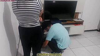 dona de casa reclama que o marido nao notou sua lingerie nova, coloca ela e pede opiniao do tecnico