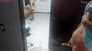 dona de casa reclama que o marido nao notou sua lingerie nova, coloca ela e pede opiniao do tecnico