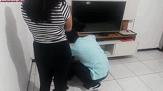 dona de casa reclama que o marido nao notou sua lingerie nova, coloca ela e pede opiniao do tecnico