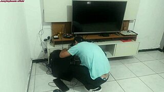 dona de casa reclama que o marido nao notou sua lingerie nova, coloca ela e pede opiniao do tecnico