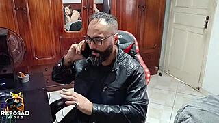 Meu Amigo Corno Me Chamou Para Apagar O Fogo De Sua Mulher Pois Ele Não Conseguia Trabalhar Pois Ela Estava Pertubando E Ainda Fico Assistindo Eu Arregaçar O Cuzinho Dela