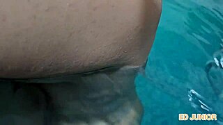 Nimfomanka igralka jebe v bazenu z igralcem med odmorom!