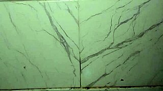 Meu amigo filmed me pissing in bar bathroom secretly.