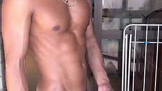 cubano safado esfolou meu cuzinho ao ar livre, me fazendo gritar de prazer.