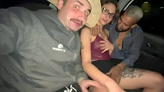 A loirinha gets naughty with two guys in the car