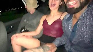 A loirinha gets naughty with two guys in the car