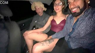 A loirinha gets naughty with two guys in the car