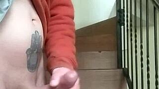 Me masturbo en las gradas de los apartamentos mientras la vecina habla por telefono en el garage