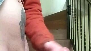 Me masturbo en las gradas de los apartamentos mientras la vecina habla por telefono en el garage