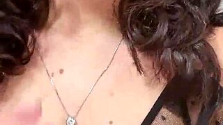 Eu me maquiando e arrumando o cabelo com tesão quero um safado para me comer e gozar dentro do meu cu.