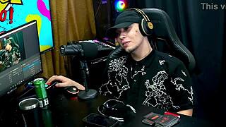 Victoria Camargo arrives in a sensual outfit and strips, making Ruan very horny in the podcast