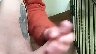 Me masturbo en las gradas de los apartamentos mientras la vecina habla por telefono en el garage