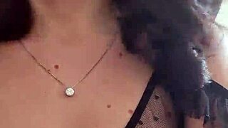 Eu me maquiando e arrumando o cabelo com tesão quero um safado para me comer e gozar dentro do meu cu.