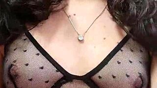 Eu me maquiando e arrumando o cabelo com tesão quero um safado para me comer e gozar dentro do meu cu.