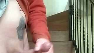 Me masturbo en las gradas de los apartamentos mientras la vecina habla por telefono en el garage