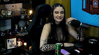 Victoria Camargo arrives in a sensual outfit and strips, making Ruan very horny in the podcast