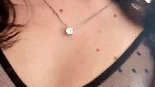 Ličim se in čistim lase s poželenjem, hočem hudobneža, ki bo končil v mojo rit