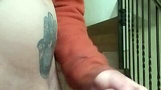 Me masturbo en las gradas de los apartamentos mientras la vecina habla por telefono en el garage