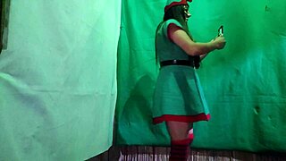 cochina duende hembra de la navidad espera la noche buena para encontrar un macho