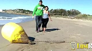 शरारती ब्रूनेट बॉयफ्रेंड संग आउटडोर एनाल डॉगी चुदाई