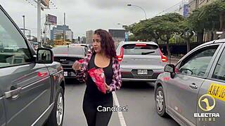 petite venezolana vende caramelos y limpia casa desnuda