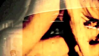 V retro prostředí se tři chlupaté lesby oddávají lízání a pojídání kundiček v antické trojce.