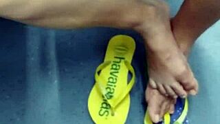 Candid Brazilian girl does shoeplay with flip flops I watch hidden