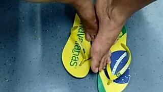 Candid Brazilian girl does shoeplay with flip flops I watch hidden
