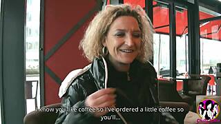 Kurvinska milf Beatrice OBOŽUJE gangbang z 2 velikima kurcema