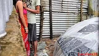 Místní desi vesnická holka snáší hardcore sex na venkovském ranči