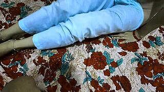 Yatakta Hintli güzel kızla anal seks hızlıca