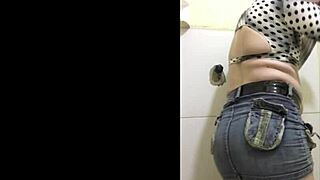 No Banheiro De Sainha Curta Com Transsexual Sexy Em Lingerie